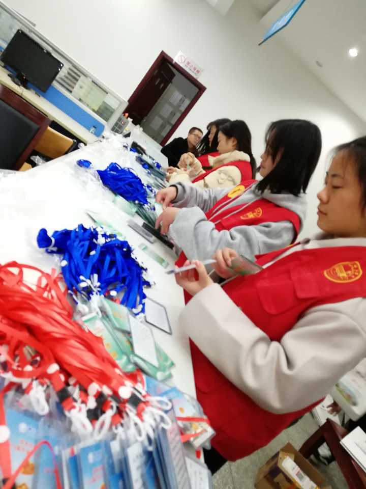 红领巾志愿服务小分队全力护航2019届毕业生就业双选会